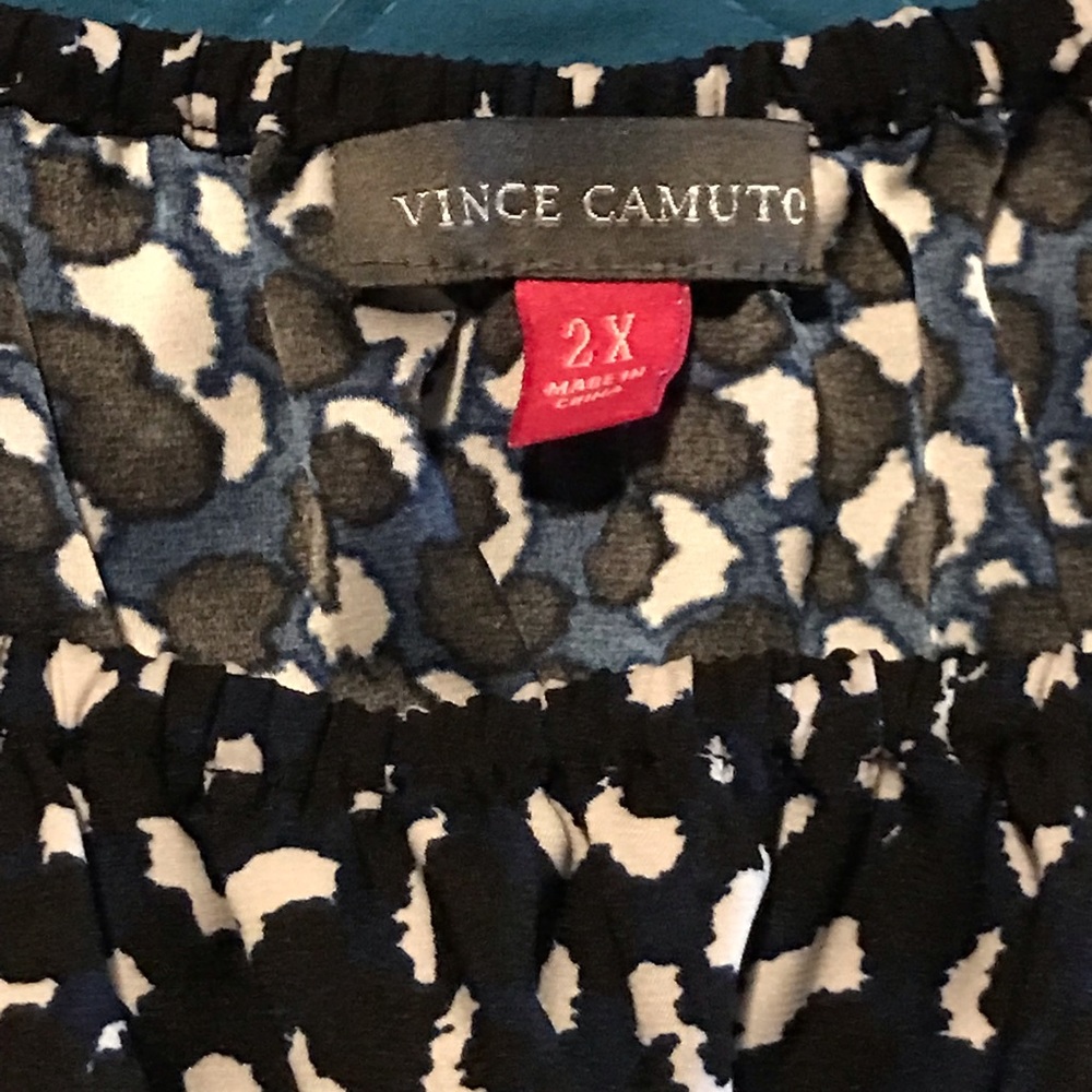 Vince Camuto short sleeve blouse. Black, cream, royal blue. Size 2X.